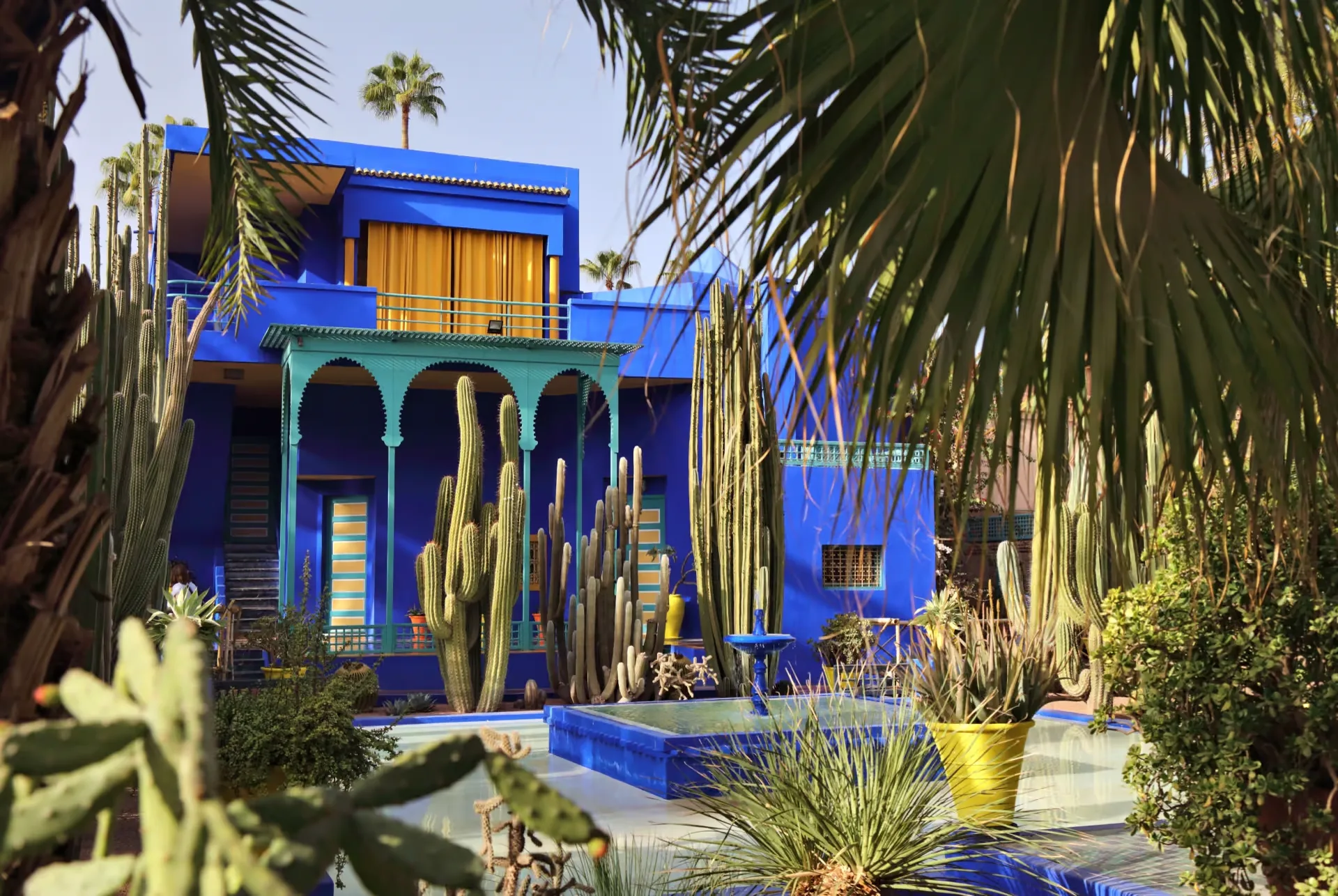 La villa bleue du Jardin Majorelle derrière les cactus et les palmiers