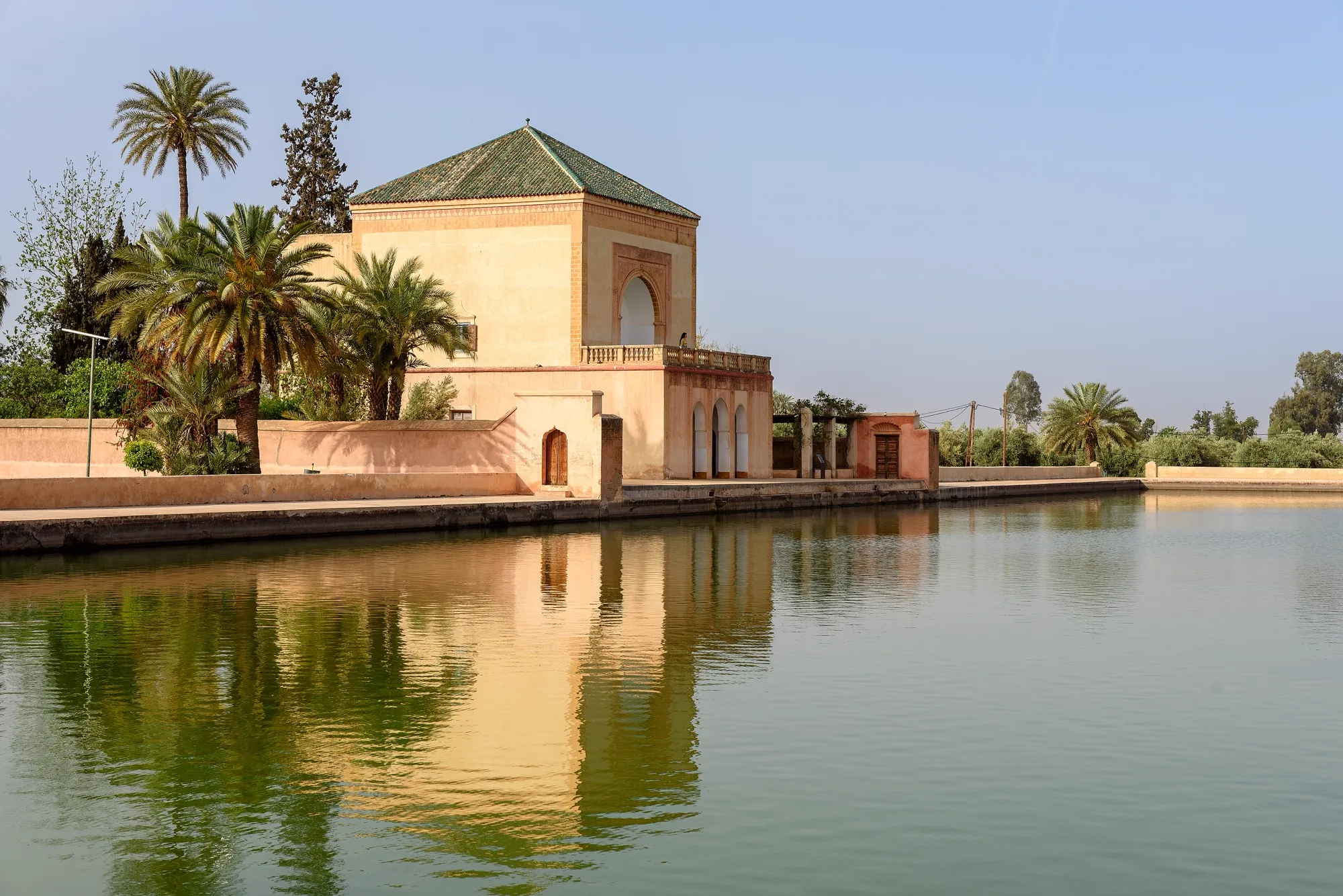 Le pavillon de la Ménara et son reflet dans le grand bassin, entouré de palmiers