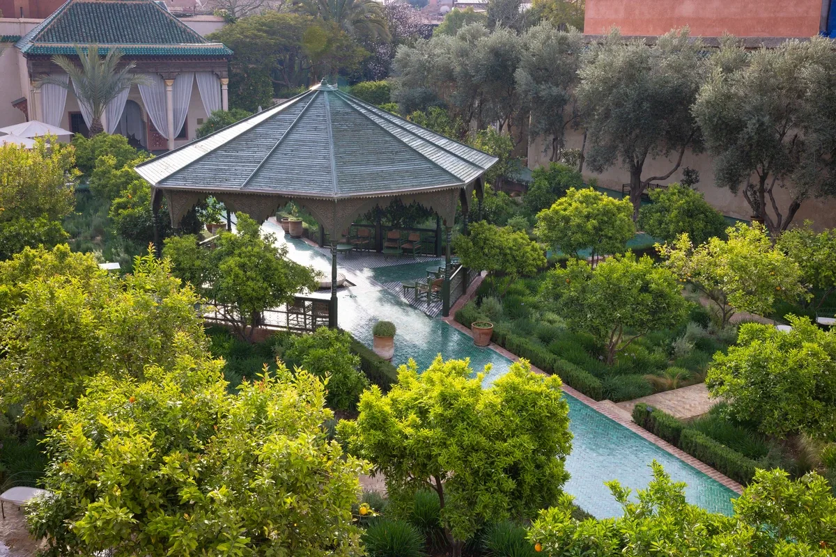 Le pavillon et le bassin du jardin islamique du Jardin Secret
