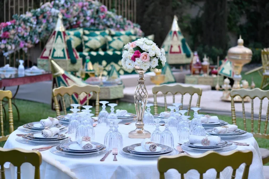 les-jardins-dailleurs-mariage-marrakech-table-exterieure-decoration-florale